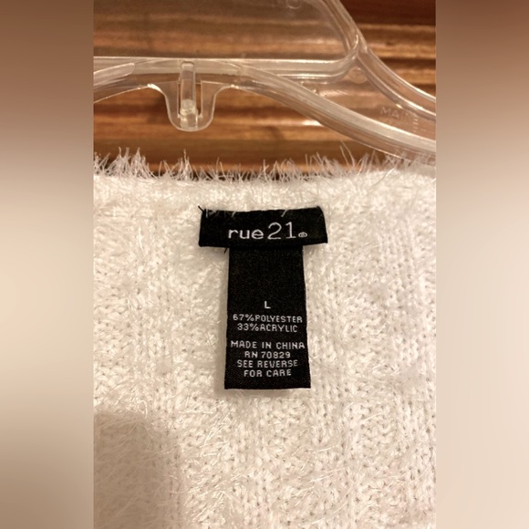 White fuzzy sweater - Picture 5 of 6